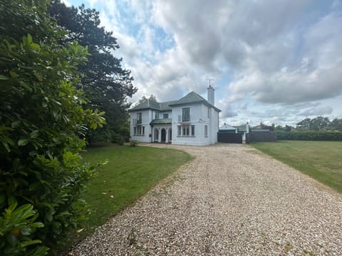 Several parking spaces for vehicles on the driveway