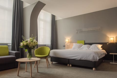 Comfort Room, 1 Queen Bed, Non Smoking | Premium bedding, in-room safe, desk, iron/ironing board