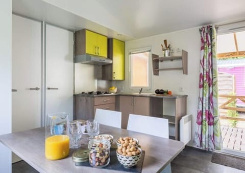 Comfort Mobile Home, 3 Bedrooms | Living area