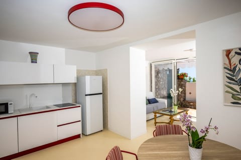 Microwave, dishwasher, cookware/dishes/utensils