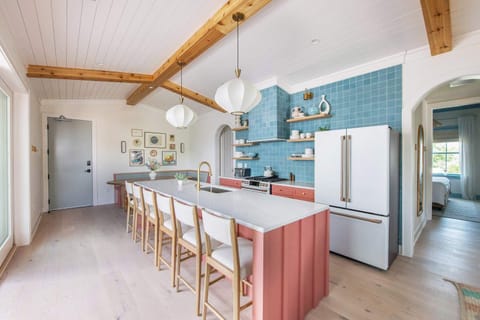 Easy to cook, easy to enjoy. Fully stocked chef's kitchen at your fingertips! The perfect space to entertain.