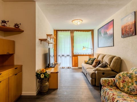 Interior Design, Flooring, Furniture, Wood, Ceiling, Floor, Room, Couch, Living Room, Apartment
