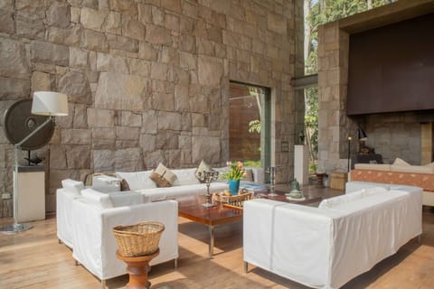 House | 5 bedrooms, high-speed internet