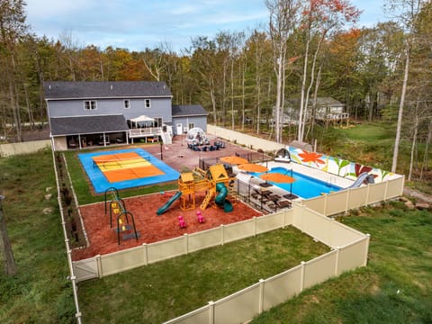 Private mountain retreat for families & groups. Enjoy a soothing hot tub under the stars, gather around the fire pit, enjoy the star gazing dome and unwind in 6 spacious bedrooms.