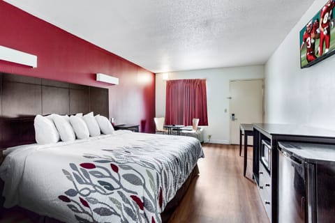 Superior Room, 1 King Bed, Smoking | Desk, laptop workspace, free WiFi, bed sheets