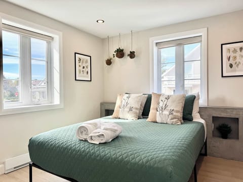 Chambre charmante : baignée de lumière naturelle, cette chambre combine confort, élégance et chaleur pour un séjour des plus apaisants.