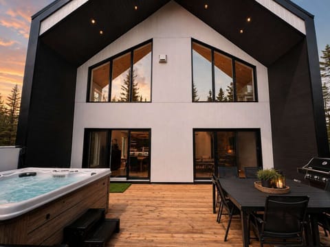 Oasis extérieure : Détendez-vous dans le spa ou partagez un repas en plein air sur la grande terrasse, entourée par la nature et la sérénité !