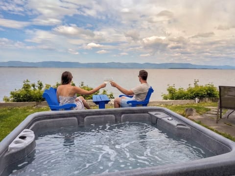 Offrez-vous un moment de relaxation dans le spa en admirant la vue imprenable. Un espace raffiné où confort et sérénité se rencontrent pour un séjour inoubliable.