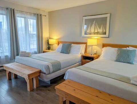 Chambre claire et accueillante avec deux lits confortables, déco sobre et vue sur le jardin—idéale pour des matins zen et des soirées tranquilles.