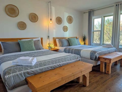Chambre spacieuse et accueillante—déco élégante, grandes fenêtres et vue imprenable pour des instants de détente absolue.