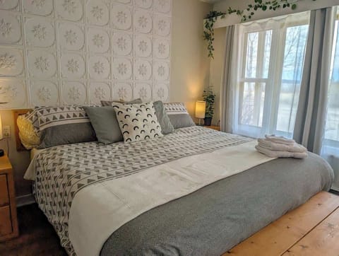 Espace lumineux et accueillant avec literie douillette et vue apaisante sur le jardin. Un refuge parfait pour se ressourcer.