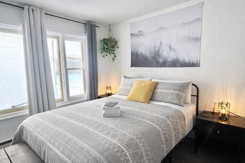 Réveillez-vous dans une pièce baignée de lumière et d'ondes positives. Notre décor minimaliste et nos draps douillets sont choisis pour vous offrir votre meilleure nuit de sommeil à ce jour.