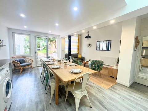 Classic House, Courtyard View | Living area | 80-cm flat-screen TV with digital channels, video-game console, Netflix