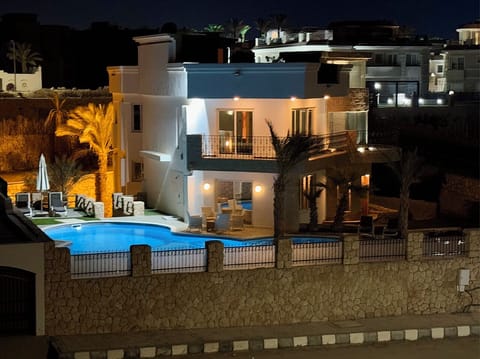 This shows the size of VillaSharm.  With 6000 feet of living space.