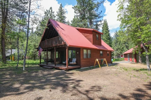 Charming A-frame in the pines with porch swings, balcony & easy free parking!