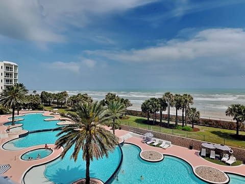 Condo (2 Bedrooms) | Front of property