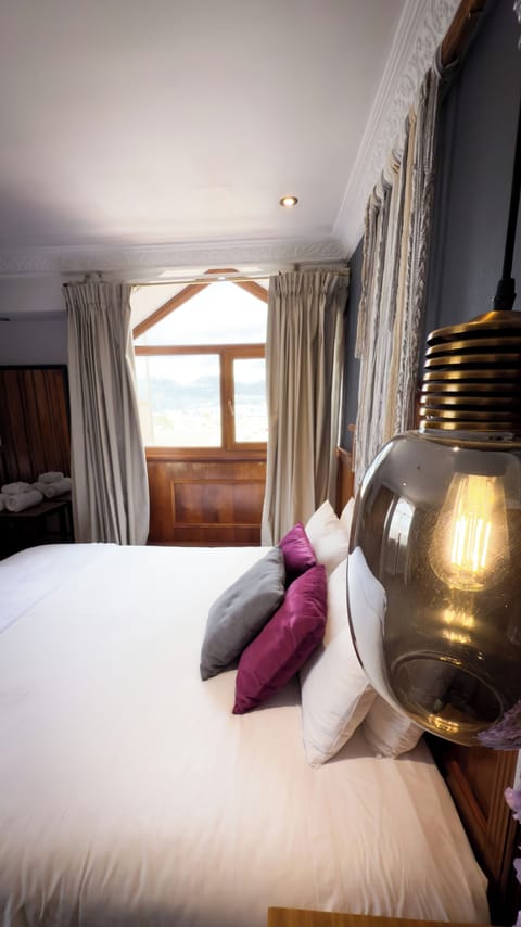 Deluxe Room | Hypo-allergenic bedding available, desk, laptop workspace, WiFi (free)