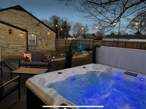 Hot Tub relaxing house with fire pit and string lights