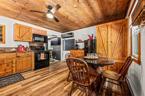 Cook up your mountain memories in this cozy cabin kitchen 🪵🍳 — fully equipped for family meals and late-night snacks.