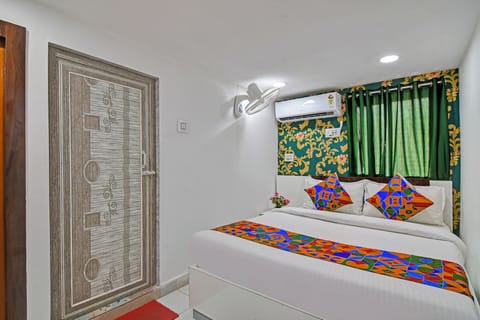 Egyptian cotton sheets, premium bedding, in-room safe, WiFi (free)