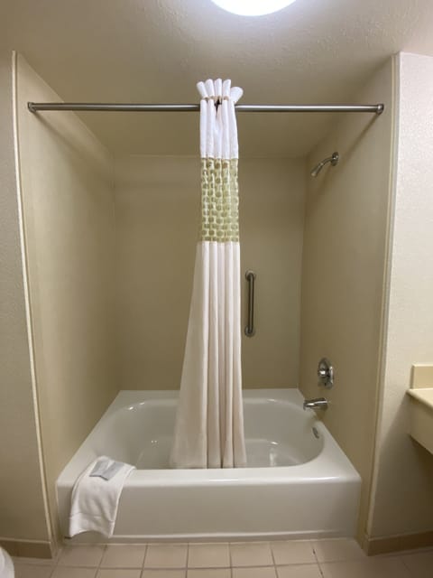 Combined shower/tub, free toiletries, hair dryer, towels