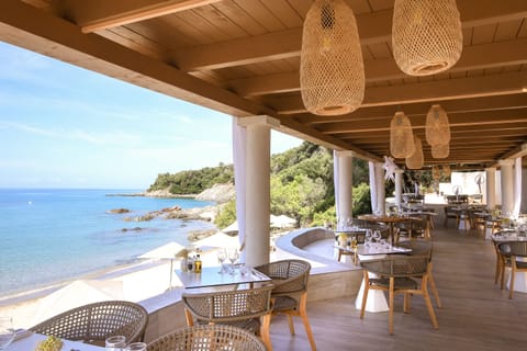 2 restaurants, breakfast served