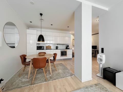 Coffee/tea maker, electric kettle, blender, spices