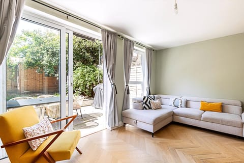 Apartment (Stylish Islington Garden Flat Sleeps ) | Living room | TV