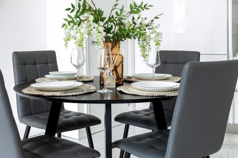Apartment (Stylish 2-Bedroom Marylebone Retreat) | Living room