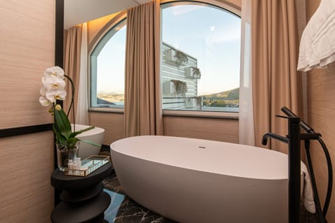 Executive Studio Suite, Bathtub | Room amenity