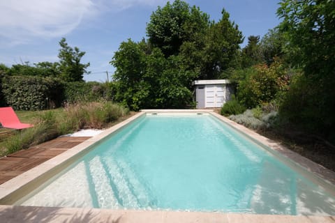 MOURIÈS vacation rental, comfortable house for rent, with pool for 4 people. Online reservation with Plaisirs & Maisons de Provence