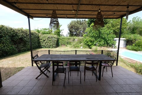 MOURIÈS Holiday rental, comfortable house for rent with garden view for 4 people. Online reservation with Plaisirs & Maisons de Provence