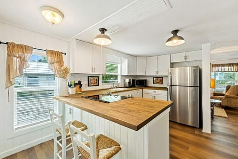 Beautifully updated full kitchen