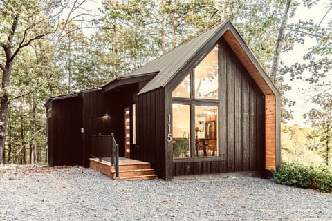 Charming Cabin Retreat: Modern design meets nature with stunning views and inviting outdoor space!