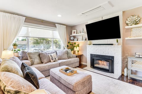 Vancouver Vacation Rental | 3BR | 2BA | 1 Step to Enter | 1,250 Sq Ft