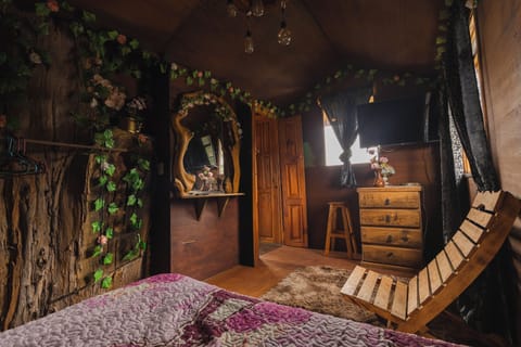 Panoramic Tree House, Mountain View | Down comforters, bed sheets