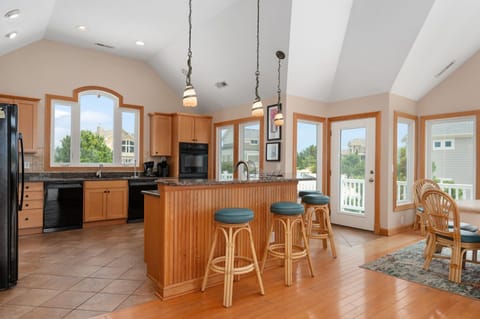 CC230: A Shore Thing | TL Kitchen - Island Seating for 4