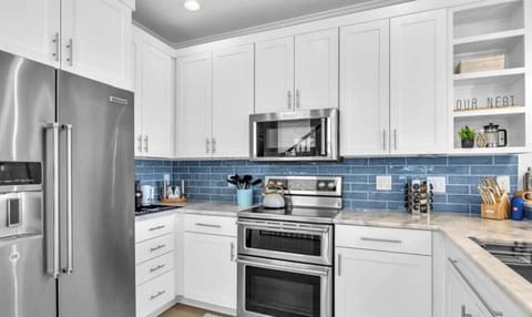 Fully coffee bar, bar supplies, & so many more amenities