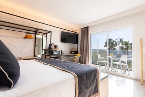 Iconic | Minibar, in-room safe, desk, blackout drapes