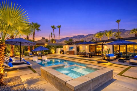 Luring Palms Backyard Firepit Spa Pool BBQ Outdoor Entertainment Area