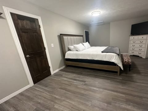 Desk, laptop workspace, iron/ironing board, free WiFi