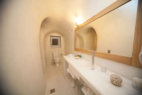 Junior Suite, Sea View | Bathroom | Combined shower/tub, jetted tub, rainfall showerhead