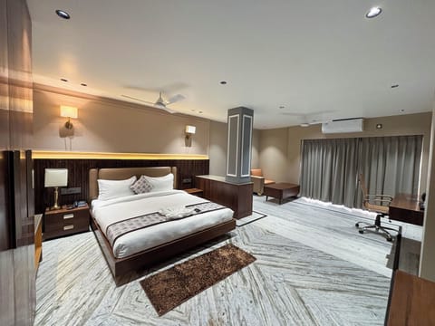In-room safe, WiFi (free), bed sheets