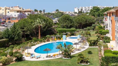 Relax in this beautifully landscaped garden with two shared pools, sun loungers, and palm trees—your private resort feeling in the heart of Albufeira.
#PoolView #AlbufeiraStay #Corcovada #SharedPool #GardenOasis #AlgarveRental #SummerVibes