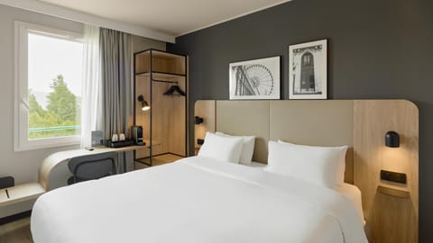 Superior Room, 1 King Bed | Premium bedding, desk, blackout drapes, iron/ironing board