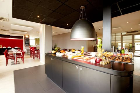 Breakfast, lunch, dinner served; French cuisine, garden views 