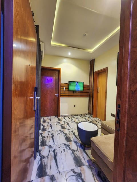 Comfort Suite | Desk, laptop workspace, free WiFi
