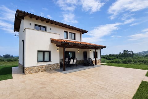 Property building,Patio,Facade/entrance,Garden,Balcony/Terrace