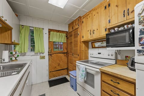 Convenient layout with easy access to the dining and living areas.