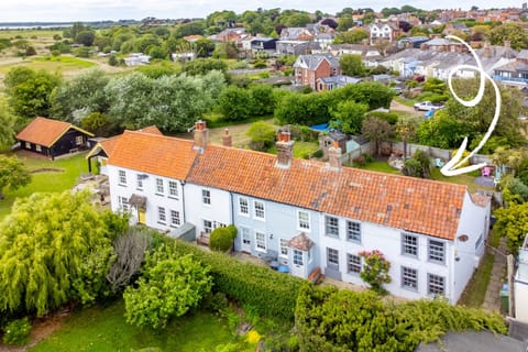 Sanderlings, Aldeburgh: A coastal cottage with parking by the sea and Aldeburgh High Street